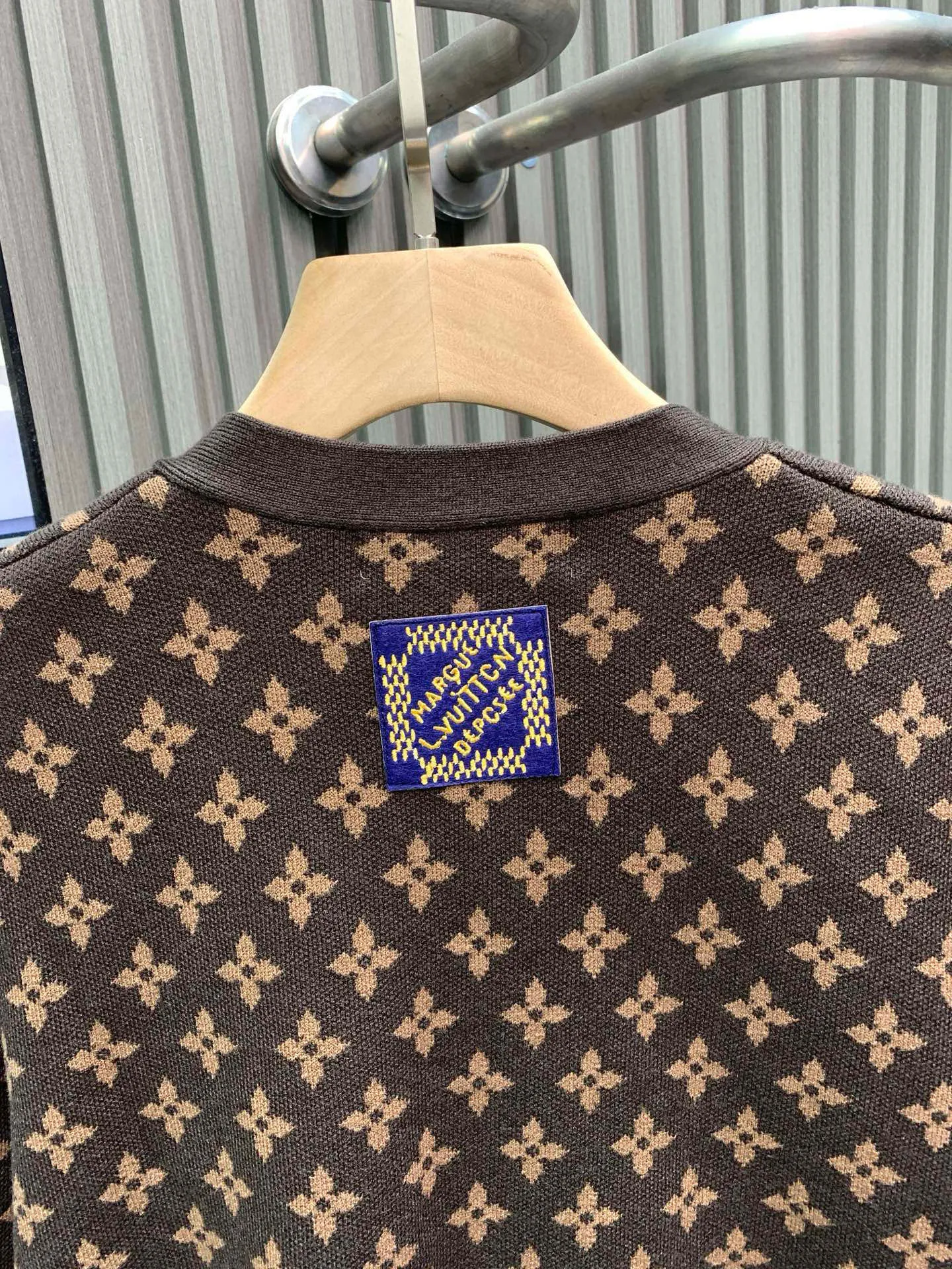 🅿️420 🀄️ Louis Vuitton 1V2025FW new MONOGRAM embroidered presbyopic sheep wool knitted sweater. This knitted sweater is made of soft wool. It uses rich colors to add warmth to cold weather. The full-width MONOGRAM jacquard and the embroidered Doodles pattern from the 23 autumn and winter show set off each other. The texture is delicate and soft, and it has a sense of weight on the hand. It is very thick, breathable and comfortable. The overall body of the clothes gives people a clean and refreshing feeling. It is suitable for wearing in the current season. It is really young and outstanding, fashionable and energetic. The brown color is the same for men and women.